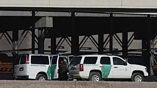  حرس الحدود يحتجزون المهاجرين بعد عبور حدود ريو غراندي الطبيعية بين إلباسو بولاية تكساس في الولايات المتحدة وسيوداد خواريز بولاية تشيهواهوا  في المكسيك