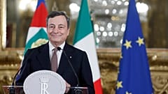 El primer ministro italiano entrante, Mario Draghi, habla con los medios tras reunirse con el presidente italiano Sergio Mattarella, en Roma, Italia, el 12 de febrero de 2021.