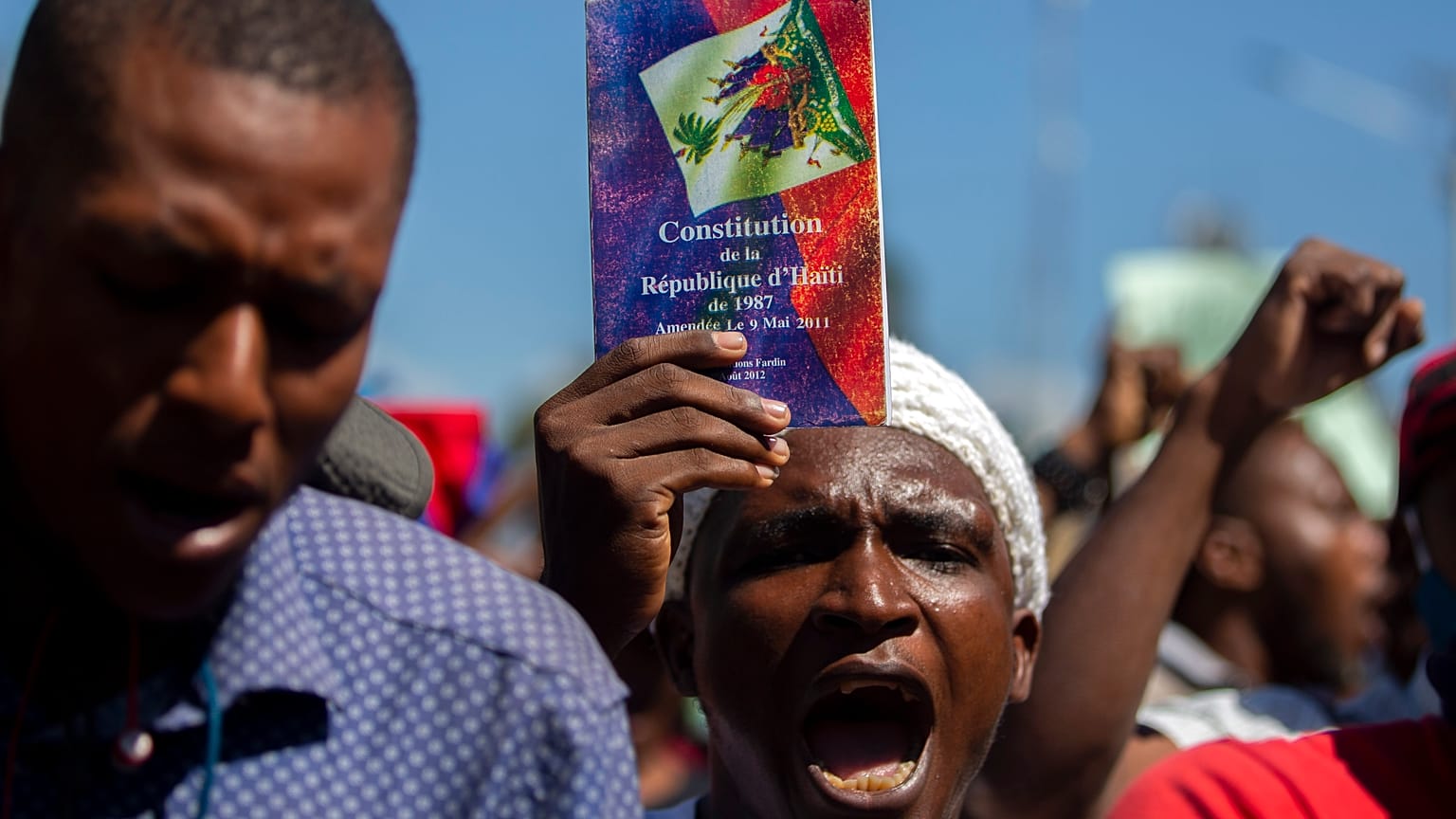 Un manifestante sostiene una copia de la constitución haitiana durante una protesta para exigir la dimisión de Jovenel Moise en Puerto Príncipe, el 10 de febrero de 2021