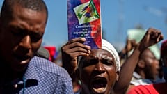 Un manifestante sostiene una copia de la constitución haitiana durante una protesta para exigir la dimisión de Jovenel Moise en Puerto Príncipe, el 10 de febrero de 2021