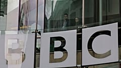 A BBC logója a londoni székházon