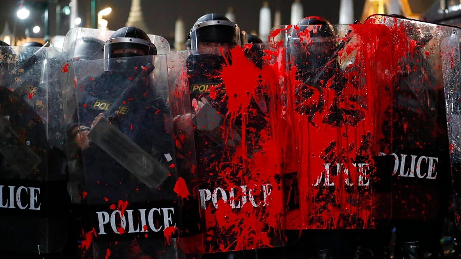 Les boucliers des policiers thaïlandais tachetés de peinture rouge, à Bangkok, Thaïlande, le 13 février 2021