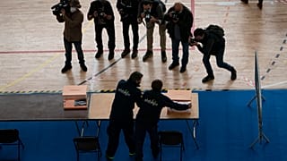 Préparation d'un bureau de vote dans un gymnase de Barcelone, avant les élections régionales du 14 février. Photo prise le 13/02/2021, Barcelone, Espagne
