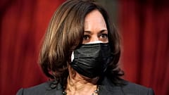 Kamala Harris mit zwei Masken