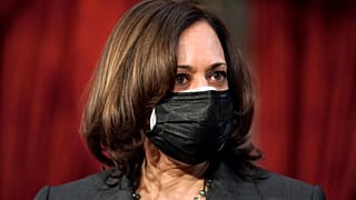 Kamala Harris mit zwei Masken