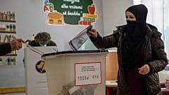 Dans un bureau de vote à Pristina, Kosovo, le 14 février 2021