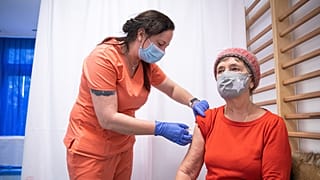 Szputnyik V vakcinával oltanak egy budapesti kórházban