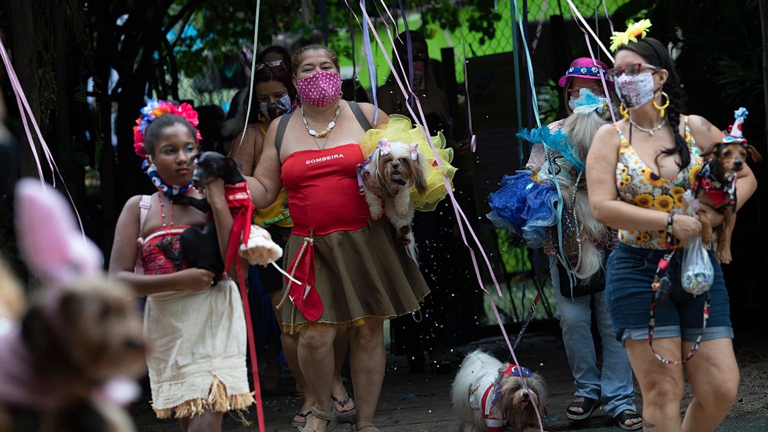 Pandemia impõe uma folia mais comedida no Brasil