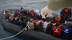 Ege Denizi üzerinden Yunanistan'a iltica etmek isteyen göçmenleri taşıyan bir bot.