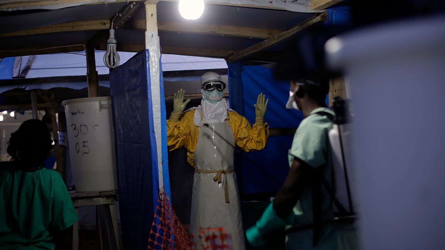 Archive : un soignant de MSF à Gueckedou, en Guinée, le 20 novembre 2014.