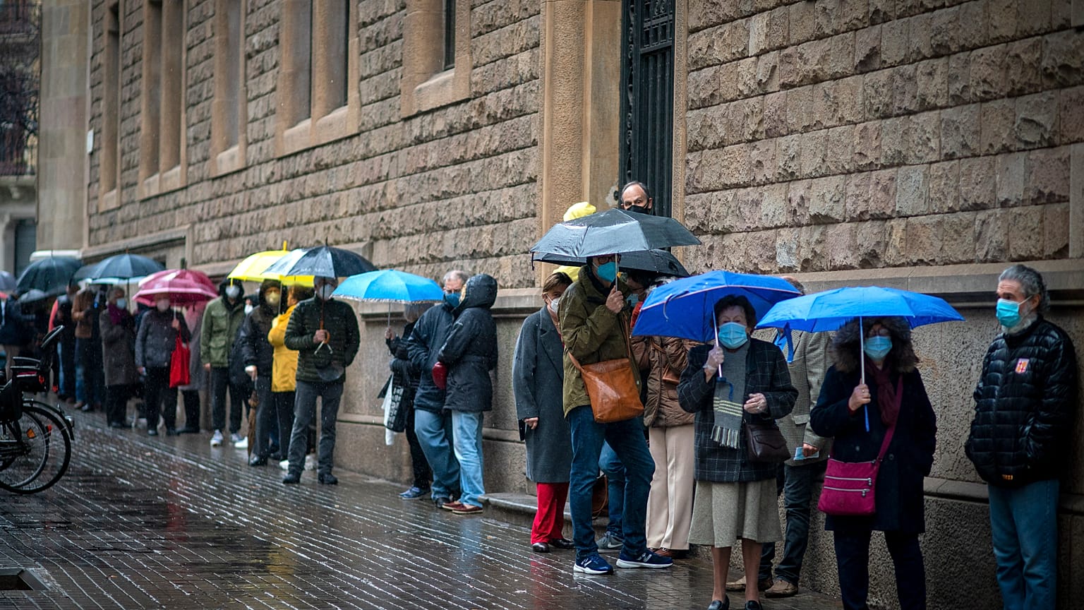 Colas en el exterior de un colegio electoral en Cataluña