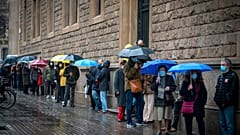 Colas en el exterior de un colegio electoral en Cataluña