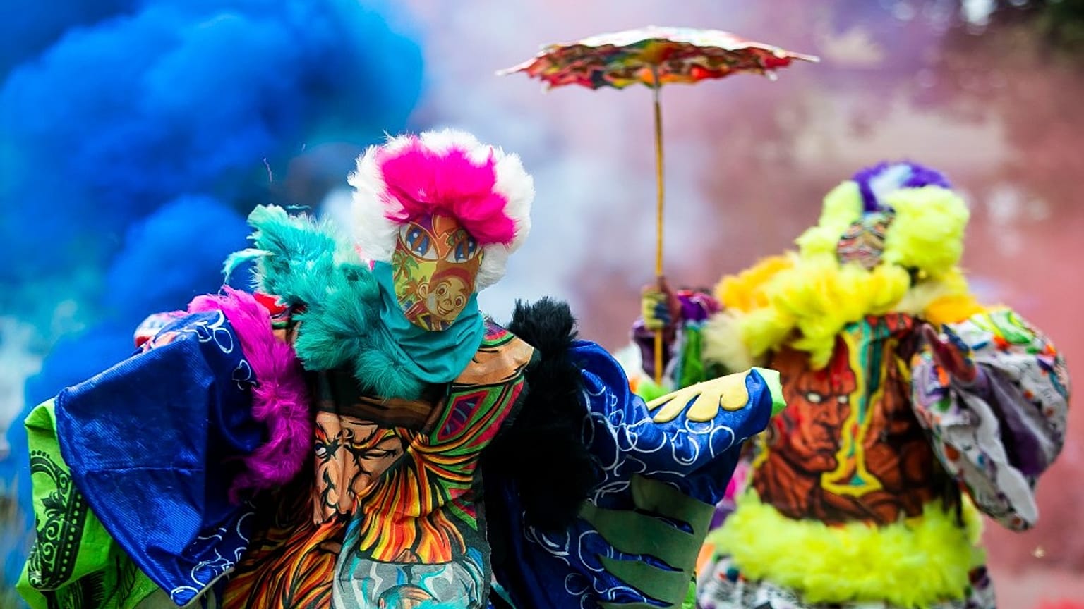 I membri di "bate-bola" festeggiano clandestinamente il Carnevale a Rio de Janeiro, Brasile