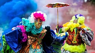 I membri di "bate-bola" festeggiano clandestinamente il Carnevale a Rio de Janeiro, Brasile