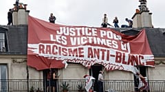 Aktion der "Génération Identitaire" in Paris im Juni: Die Rechtsextremen fordern Gerechtigkeit für Opfer von "anti-weißem Rassismus"