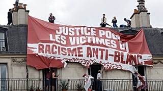 Aktion der "Génération Identitaire" in Paris im Juni: Die Rechtsextremen fordern Gerechtigkeit für Opfer von "anti-weißem Rassismus"