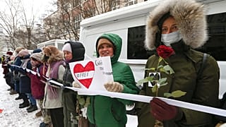 Moskova'da yüzlerce kadın, 14 Şubat Sevgililer Günü'nde, tutuklu muhalif lider Aleksey Navalny'in eşi ve protesto gösterilerinde tutuklananlar adına destek eylemine katıldı.