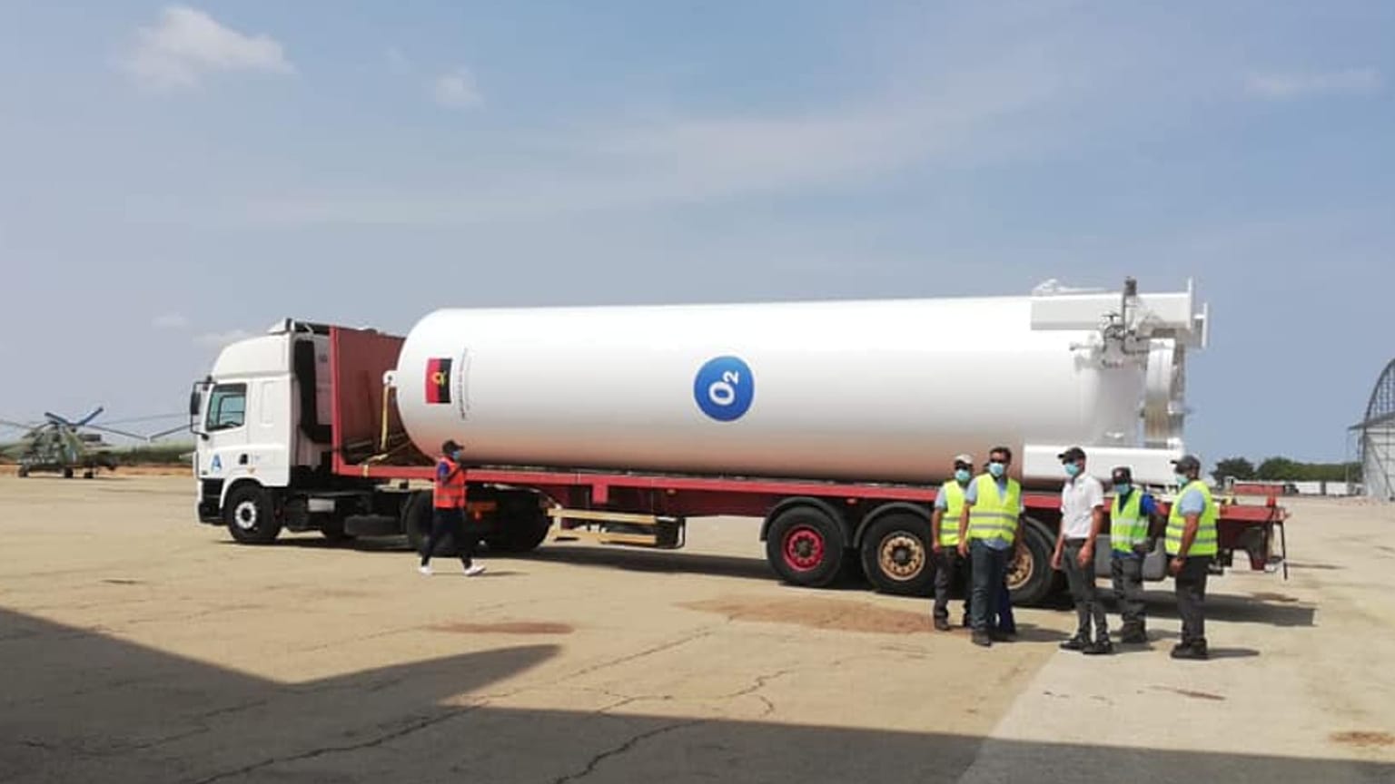 Tanque de oxigénio angolano ruma esta segunda-feira a Moçambique