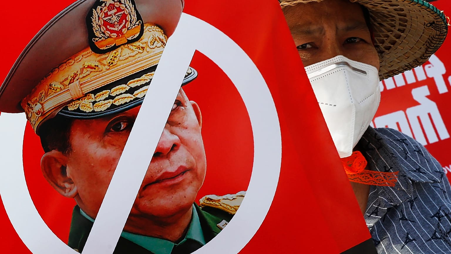 Manifestation contre la junte au pouvoir, ce lundi à Mandalay (Birmanie), le 15/02/2021