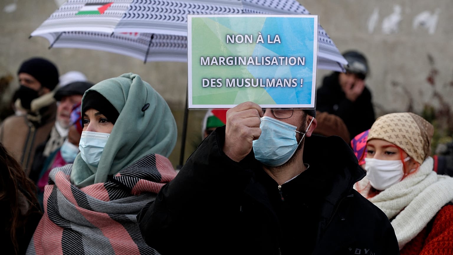 متظاهرون في باريس يحتجون ضد مشروع قانون أطلق عليه اسم "مناهضة الانفصالية"- باريس في 14 فبراير 2021.