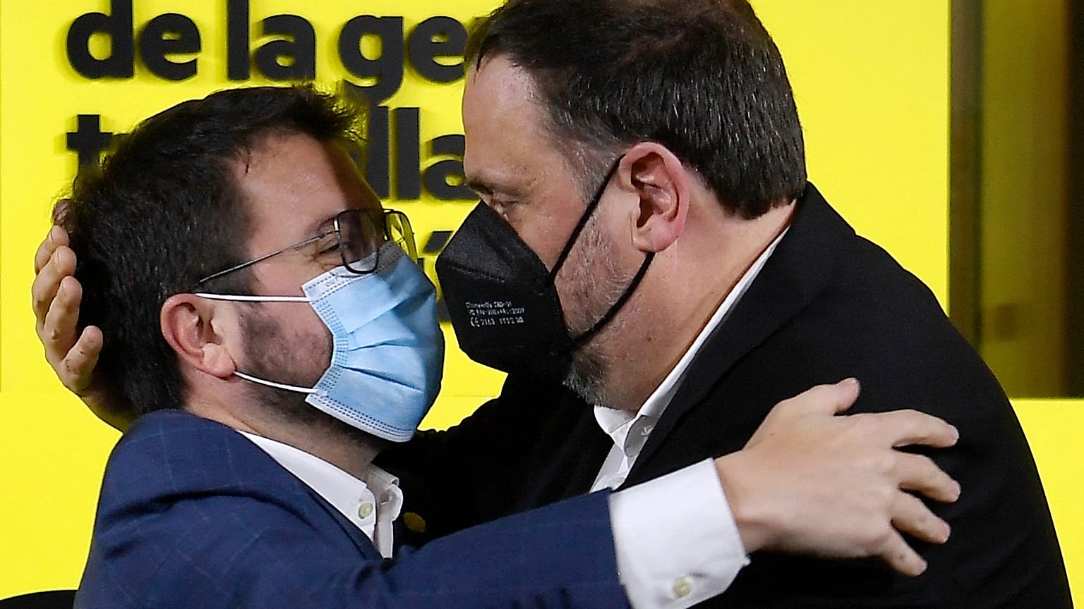 El candidato de ERC, Pere Aragonès, y el político Oriol Junqueras durante la noche electoral