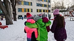 Kinder auf dem Pausenhof einer Grundschule in Dresden