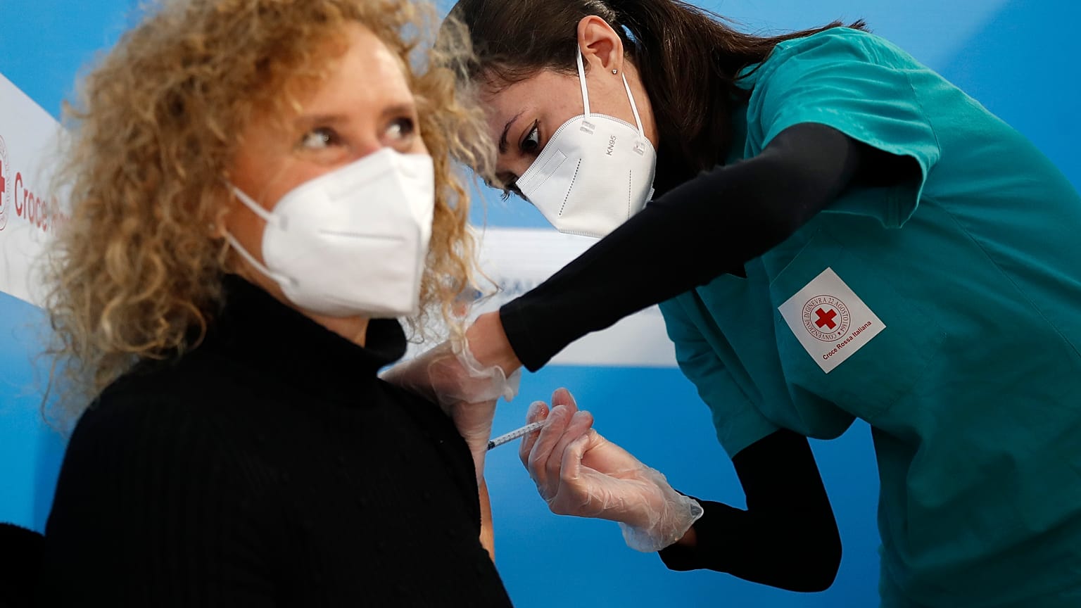 Une femme reçoit une injection du vaccin anti-covid d'Astrazenec, le 11 février 2021, à Fiumicino, près de l'aéroport international de Rome, Italie