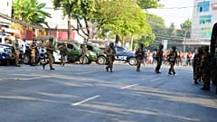 Myanmar'ın Yangon kentindeki Myanmar Merkez Binası önünde toplanan bir grup protestocu, darbe karşıtı sloganlar attı. Güvenlik görevlileri, göstericilere müdahale etti 