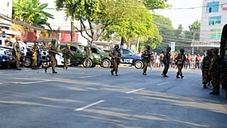 Myanmar'ın Yangon kentindeki Myanmar Merkez Binası önünde toplanan bir grup protestocu, darbe karşıtı sloganlar attı. Güvenlik görevlileri, göstericilere müdahale etti 