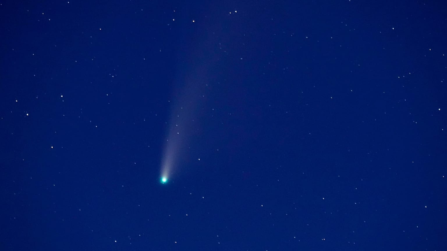 A Neowise üstökös az éjszakai égbolton 2020. július 21-én a kanadai Elmdale közelében