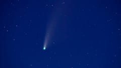 A Neowise üstökös az éjszakai égbolton 2020. július 21-én a kanadai Elmdale közelében