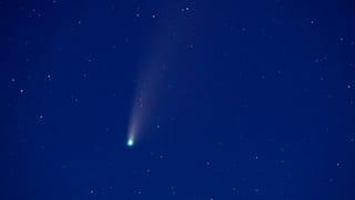 A Neowise üstökös az éjszakai égbolton 2020. július 21-én a kanadai Elmdale közelében
