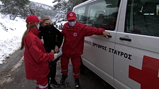 Μεταφορά ηλικιωμένης σε εμβολιαστικό κέντρο από τον Ερυθρό Σταυρό 