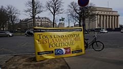 Paris'teki protestolardan "Hepsi siyasi islamofobiye karşı birleşti" yazılı bir pankart