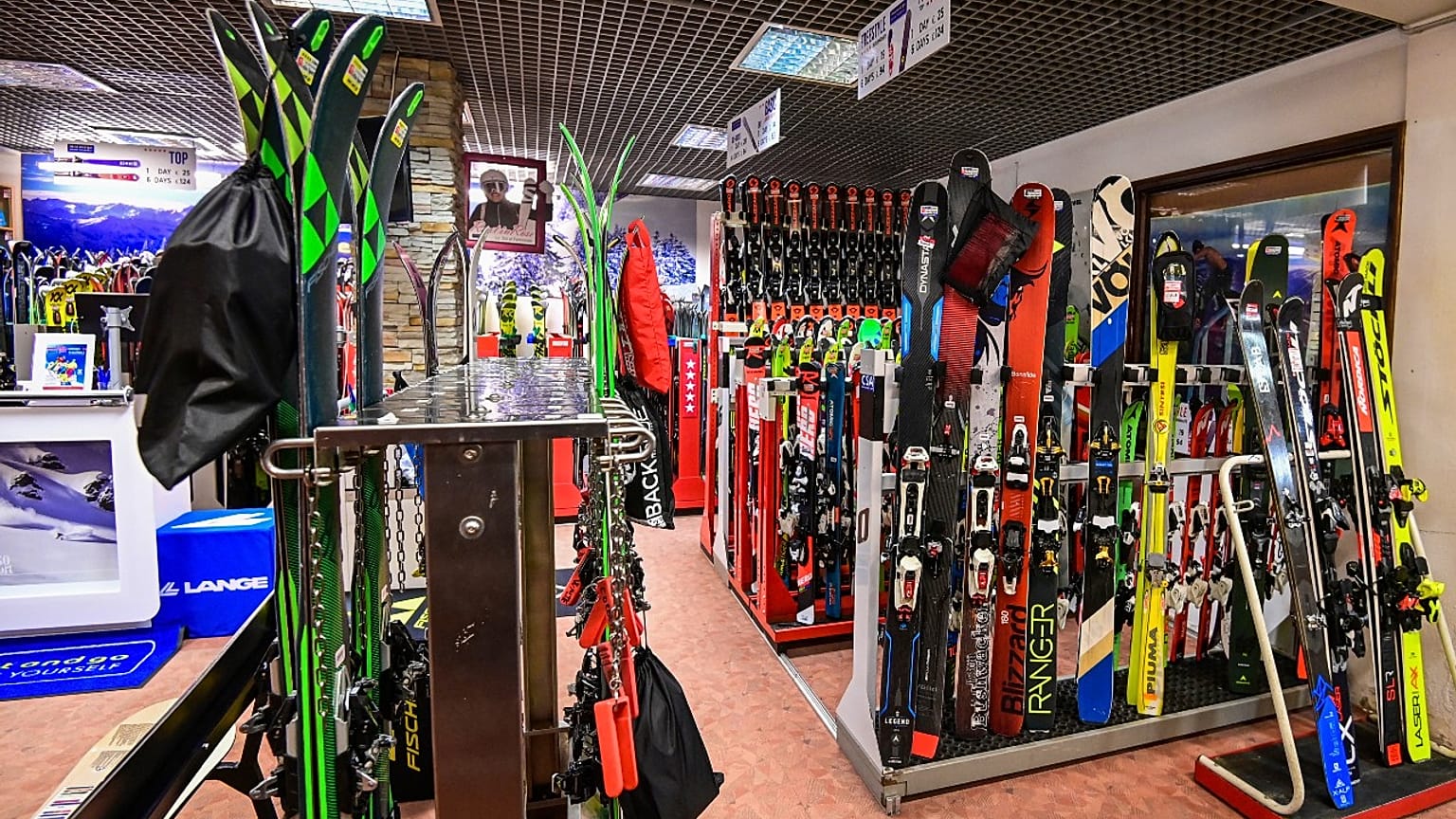 Leeres Skigeschäft in den italienischen Alpen