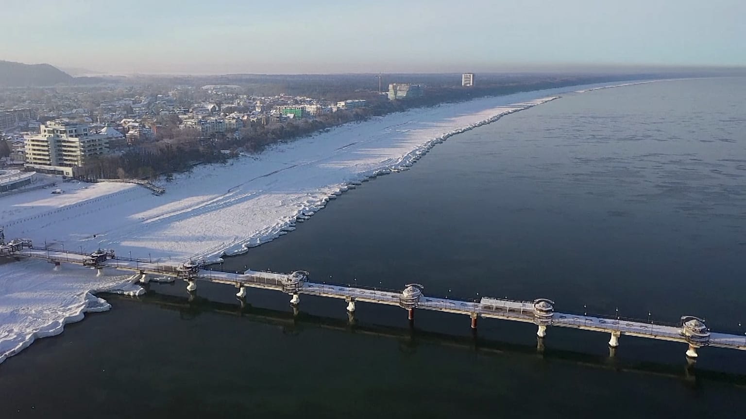 NO COMMENT | La playa de hielo y nieve que sorprendió a los polacos 