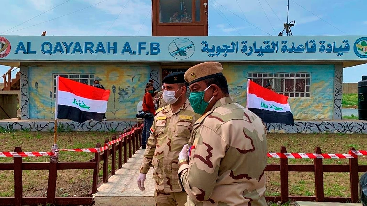 جنود عراقيون بعد مراسم استلام مطار القيارة لقوات الأمن العراقية في جنوب الموصل، العراق. 