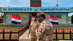 جنود عراقيون بعد مراسم استلام مطار القيارة لقوات الأمن العراقية في جنوب الموصل، العراق. 
