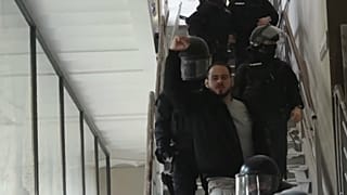El rapero Pablo Hasel levanta el puño mientras la Policía le saca de la Universidad de Lleida