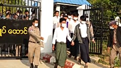 Militärputsch in Myanmar: Schlagstöcke gegen Schüler