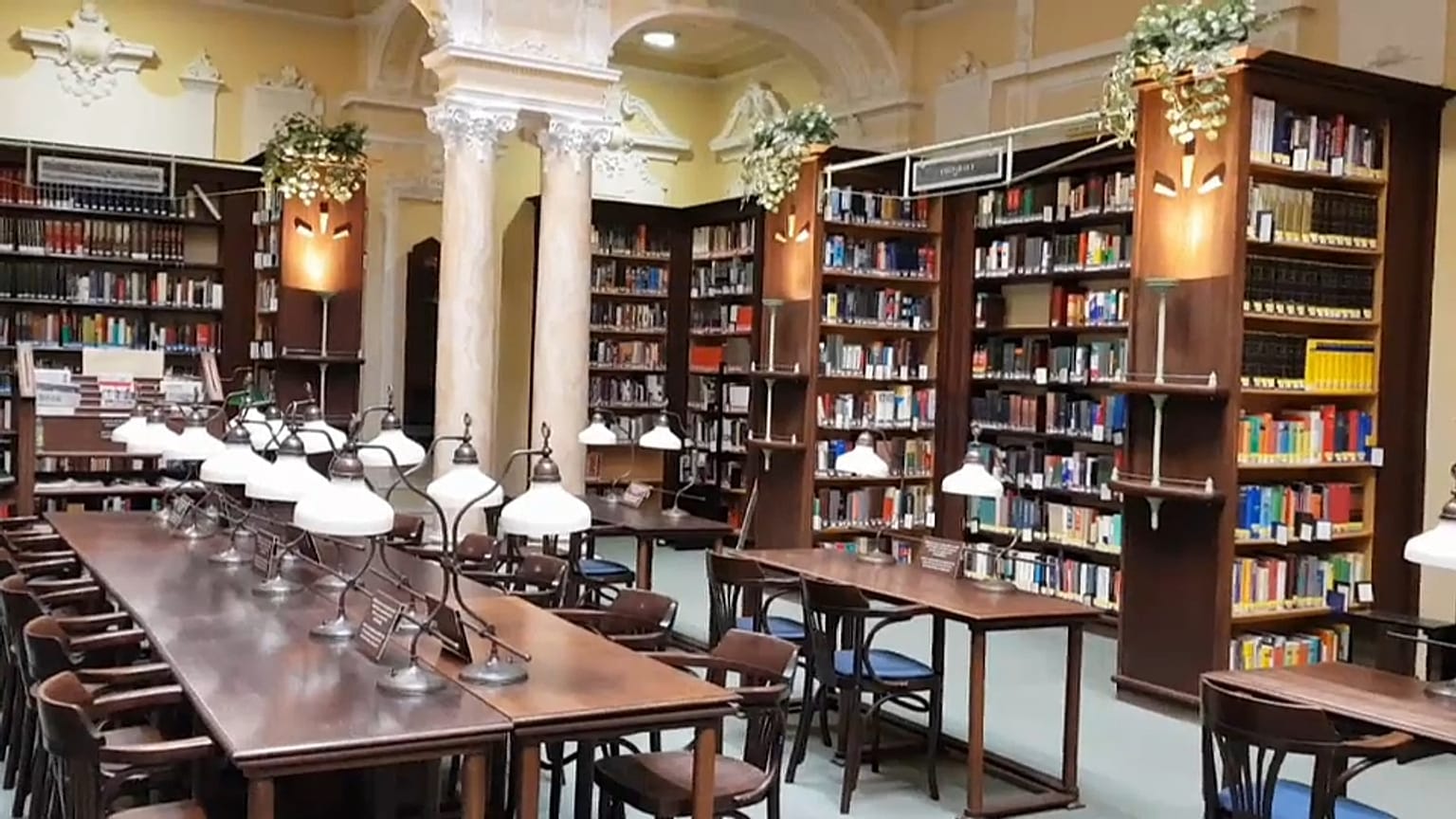 La bellissima sala di lettura della Biblioteca Nazionale di Letteratura Straniera di Budapest.