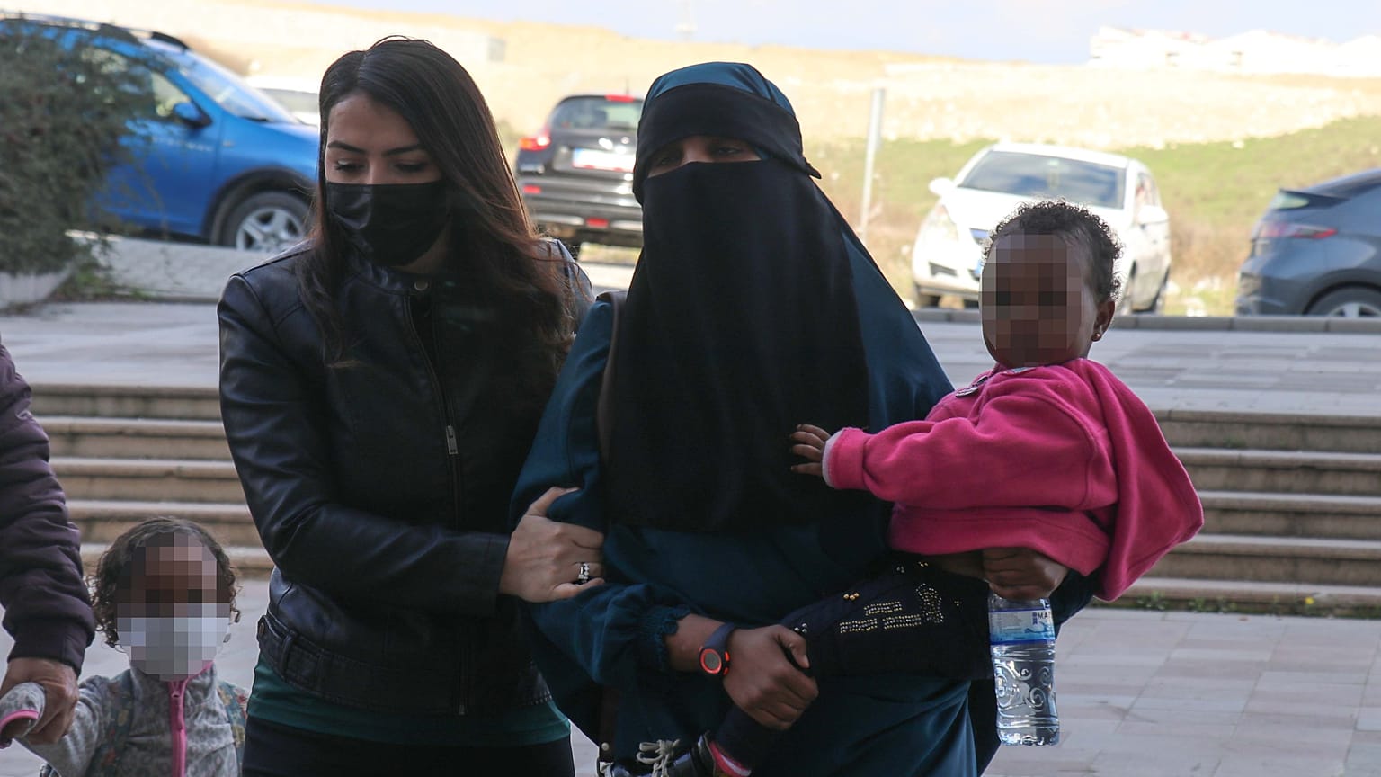 Suriye'den Türkiye'ye yasa dışı yollarla girmeye çalışırken yakalanan ve mavi bültenle aranan Yeni Zelanda uyruklu IŞİD mensubu kadın, Hatay Adliyesi'ne getirildi