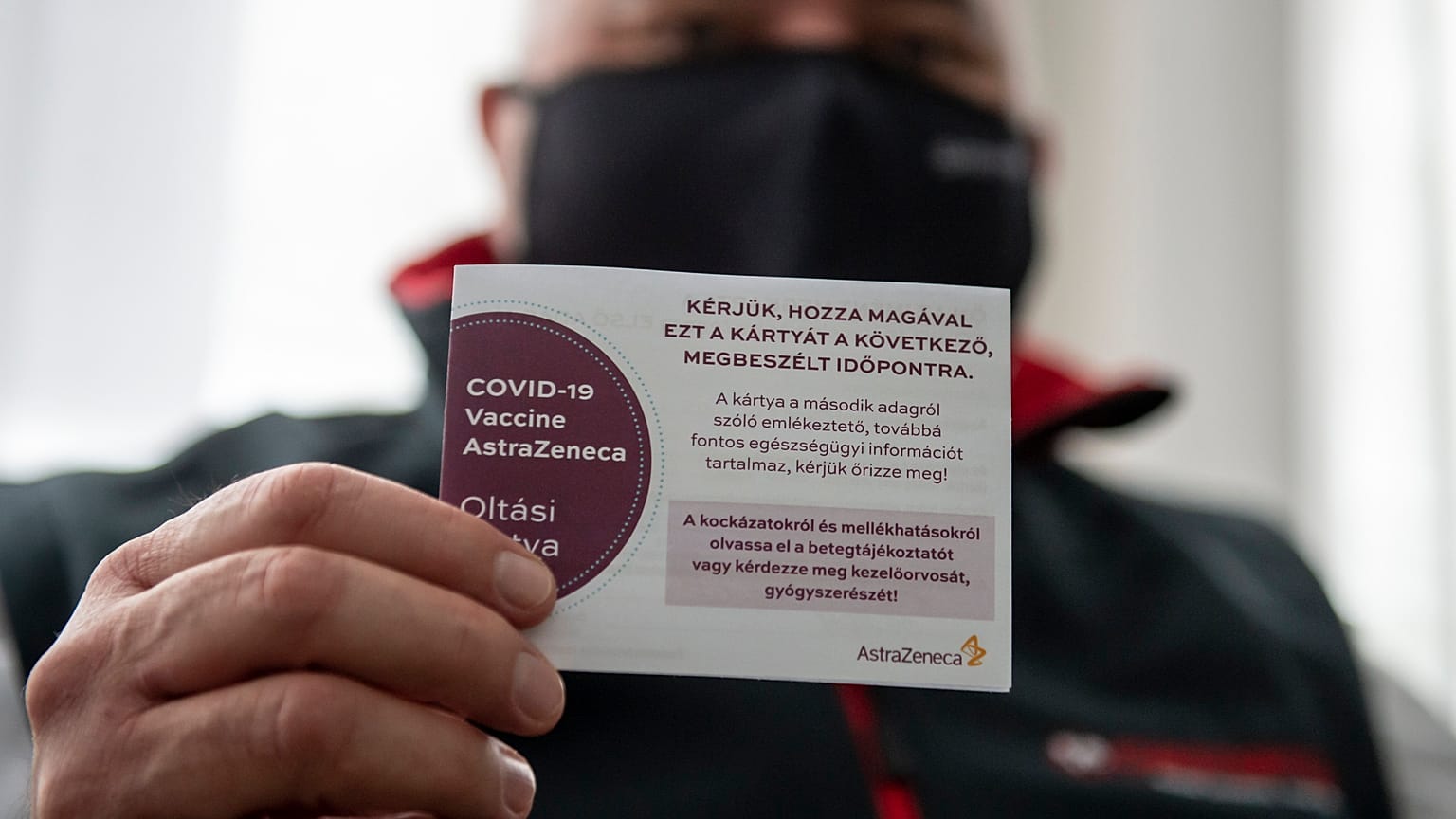 Egy férfi az oltási kártyáját mutatja Ottmár Edit háziorvos salgótarjáni rendelőjében 2021. február 11-én.