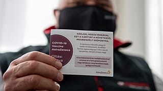 Egy férfi az oltási kártyáját mutatja Ottmár Edit háziorvos salgótarjáni rendelőjében 2021. február 11-én.