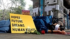 Tot gestellt und Augenbinde - die Anti-Putsch-Demos in Myanmar