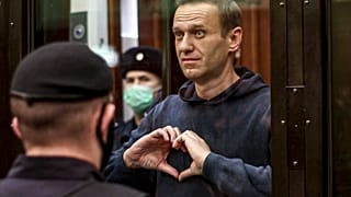 Alexej Navalnij szívet mutat feleségének a bíróságon, 2021 februárjában