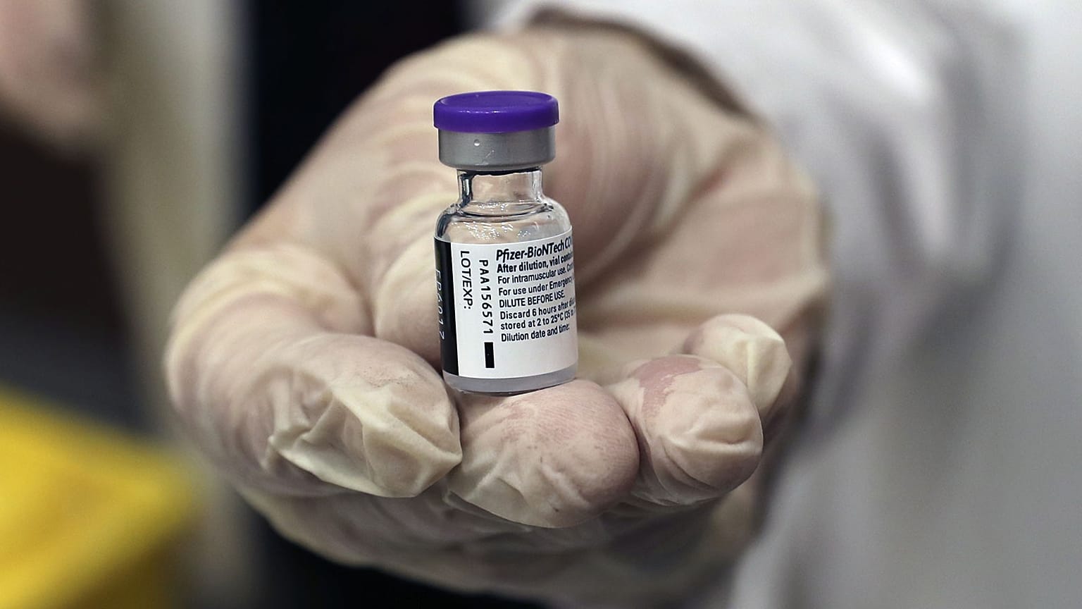 Archives :  un flacon de COMIRNATY, le vaccin mis au point conjointement par Pfizer et BioNTech