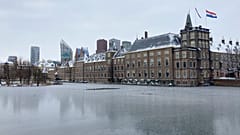 Zugefrorener Hofvijver-Teich außerhalb des niederländischen Parlamentsgebäudes in Den Haag, Niederlande, 09.02.2021