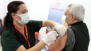 Covid-19 aşısı olanlar için aile ziyaretleri ve kapalı alanda toplanmak güvenli mi?