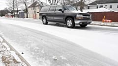 Coche circulando en Texas después de la nevada